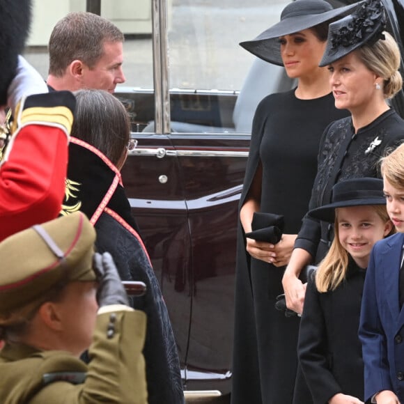 Meghan Markle, duchesse de Sussex, la comtesse Sophie de Wessex, Le prince George de Galles, La princesse Charlotte de Galles et Catherine (Kate) Middleton, princesse de Galles- Arrivées au service funéraire à l'Abbaye de Westminster pour les funérailles d'Etat de la reine Elizabeth II d'Angleterre le 19 septembre 2022. © Geoff Pugh / PA via Bestimage