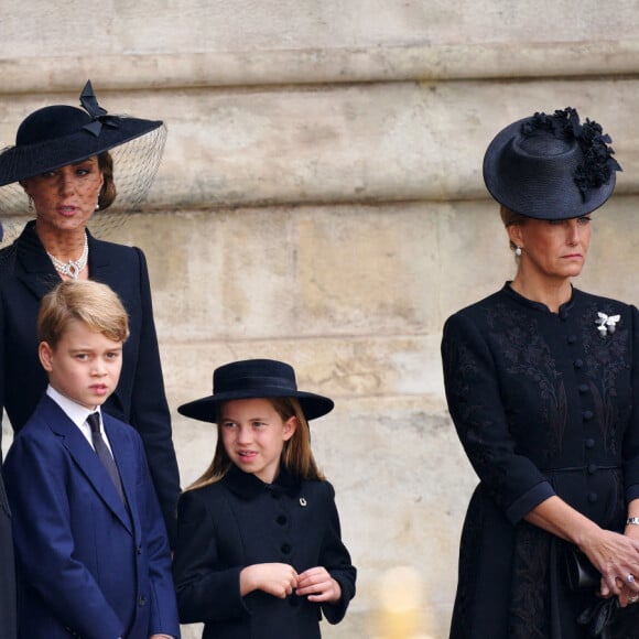 Meghan Markle, duchesse de Sussex, Camilla Parker Bowles, reine consort d'Angleterre, Le prince George de Galles,, La princesse Charlotte de Galles, la comtesse Sophie de Wessex, Catherine (Kate) Middleton, princesse de Galles - Sorties du service funéraire à l'Abbaye de Westminster pour les funérailles d'Etat de la reine Elizabeth II d'Angleterre, à Londres, Royaume Uni, le 19 septembre 2022/. © Peter Byrne/ PA via Bestimage