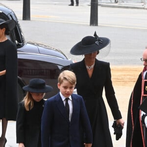 Catherine (Kate) Middleton, princesse de Galles, Le prince George de Galles, La princesse Charlotte de Galles - Arrivées au service funéraire à l'Abbaye de Westminster pour les funérailles d'Etat de la reine Elizabeth II d'Angleterre le 19 septembre 2022. © Geoff Pugh / PA via Bestimage