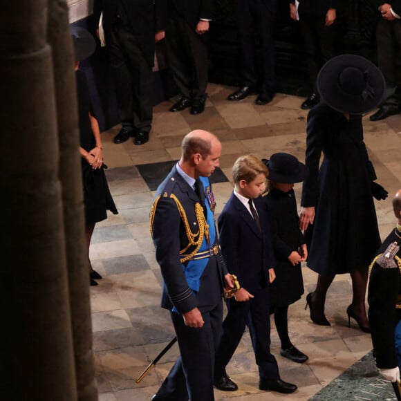 Meghan Markle, duchesse de Sussex, Le prince William, prince de Galles, Catherine (Kate) Middleton, princesse de Galles, Le prince George de Galles, La princesse Charlotte de Galles, Le prince Edward, comte de Wessex, la comtesse Sophie de Wessex - Service funéraire à l'Abbaye de Westminster pour les funérailles d'Etat de la reine Elizabeth II d'Angleterre. Le sermon est délivré par l'archevêque de Canterbury Justin Welby (chef spirituel de l'Eglise anglicane) au côté du doyen de Westminster David Hoyle. Londres, le 19 septembre 2022. © Phil Noble / PA via Bestimage