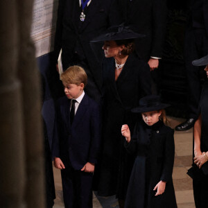 Catherine (Kate) Middleton, princesse de Galles, Le prince George de Galles, La princesse Charlotte de Galles, Meghan Markle, duchesse de Sussex - Service funéraire à l'Abbaye de Westminster pour les funérailles d'Etat de la reine Elizabeth II d'Angleterre. Le sermon est délivré par l'archevêque de Canterbury Justin Welby (chef spirituel de l'Eglise anglicane) au côté du doyen de Westminster David Hoyle. Londres, le 19 septembre 2022. © Phil Noble / PA via Bestimage