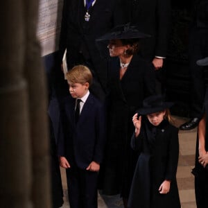 Catherine , princesse de Galles, le prince George, la princesse Charlotte, Meghan Markle - Service funéraire à l'Abbaye de Westminster pour les funérailles d'Etat de la reine Elizabeth II d'Angleterre. Le sermon est délivré par l'archevêque de Canterbury Justin Welby (chef spirituel de l'Eglise anglicane) au côté du doyen de Westminster David Hoyle. Londres, le 19 septembre 2022. © Phil Noble / PA via Bestimage