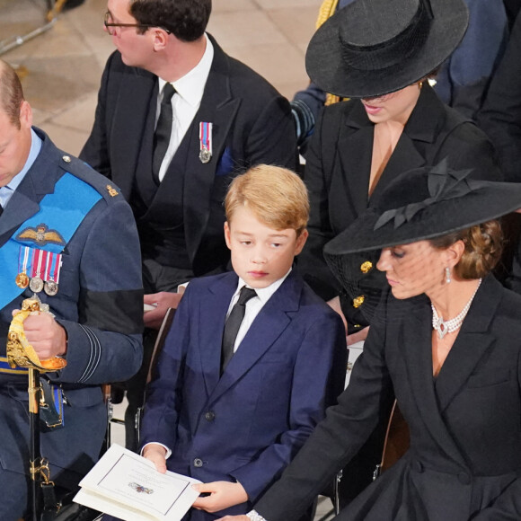 le prince de Galles William, le prince George, Kate Catherine Middleton, princesse de Galles, la princesse Charlotte - Service funéraire à l'Abbaye de Westminster pour les funérailles d'Etat de la reine Elizabeth II d'Angleterre. Le 19 septembre 2022 © Dominic Lipinski / PA via Bestimage 