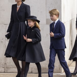 Kate Catherine Middleton, princesse de Galles, la princesse Charlotte et le prince George de Galles - Procession du cercueil de la reine Elizabeth II d'Angleterre de l'Abbaye de Westminster à Wellington Arch à Hyde Park Corner. Le 19 septembre 2022