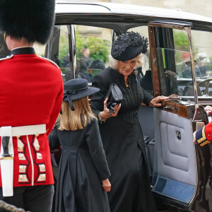 Camilla Parker Bowles, reine consort d'Angleterre, La princesse Charlotte de Galles - - Arrivée à la Cérémonie funèbre en La Chapelle Saint-Georges en présence des 15 Premiers ministres des royaumes qui ont exercé pendant les 70 ans de règne de la reine Elizabeth II d'Angleterre. Le cercueil sera descendu dans la crypte royale de la Chapelle Saint-Georges où elle reposera au côté de son époux le prince Philip, décédé le 9 avril 2021. Une cérémonie privée d'inhumation se tiendra au Mémorial du roi George VI. Windsor, le 19 septembre 2022. © Kirsty O'Connor / Bestimage