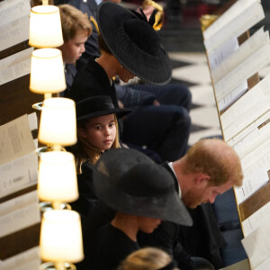 Le prince William, prince de Galles, Le prince George de Galles, la princesse Charlotte de Galles, le prince Harry, duc de Sussex et Meghan Markle, duchesse de Sussex - Cérémonie funèbre en la Chapelle Saint-Georges pour les funérailles d'Etat de la reine Elizabeth II d'Angleterre à Windsor, Royaume Uni, le 19 septembre 2022. © Joe Giddens/PA/Bestimage