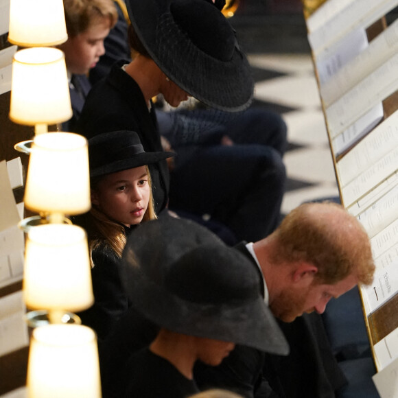 Le prince William, prince de Galles, Le prince George de Galles, la princesse Charlotte de Galles, le prince Harry, duc de Sussex et Meghan Markle, duchesse de Sussex - Cérémonie funèbre en la Chapelle Saint-Georges pour les funérailles d'Etat de la reine Elizabeth II d'Angleterre à Windsor, Royaume Uni, le 19 septembre 2022. © Joe Giddens/PA/Bestimage