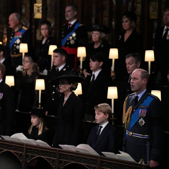 Lena Tindall, Zara Tindall, Mia Tindall, Le prince Harry, duc de Sussex et Meghan Markle, duchesse de Sussex, Princesse Charlotte, Catherine (Kate) Middleton, princesse de Galles, Prince George, Le prince William, prince de Galles - Cérémonie funèbre en La Chapelle Saint-Georges en présence des 15 Premiers ministres des royaumes qui ont exercé pendant les 70 ans de règne de la reine Elizabeth II d'Angleterre. Le cercueil sera descendu dans la crypte royale de la Chapelle Saint-Georges où elle reposera au côté de son époux le prince Philip, décédé le 9 avril 2021. Une cérémonie privée d'inhumation se tiendra au Mémorial du roi George VI. Windsor, le 19 septembre 2022. © Victoria Jones / Bestimage