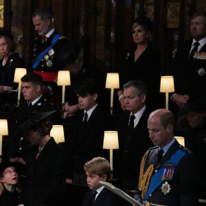 Lena Tindall, Zara Tindall, Mia Tindall, Le prince Harry, duc de Sussex et Meghan Markle, duchesse de Sussex, Princesse Charlotte, Catherine (Kate) Middleton, princesse de Galles, Prince George, Le prince William, prince de Galles - Cérémonie funèbre en La Chapelle Saint-Georges en présence des 15 Premiers ministres des royaumes qui ont exercé pendant les 70 ans de règne de la reine Elizabeth II d'Angleterre. Le cercueil sera descendu dans la crypte royale de la Chapelle Saint-Georges où elle reposera au côté de son époux le prince Philip, décédé le 9 avril 2021. Une cérémonie privée d'inhumation se tiendra au Mémorial du roi George VI. Windsor, le 19 septembre 2022. © Victoria Jones / Bestimage