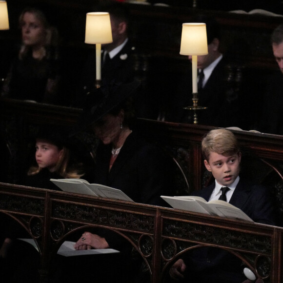 Le prince George de Galles, Le prince William, prince de Galles - Cérémonie funèbre en La Chapelle Saint-Georges en présence des 15 Premiers ministres des royaumes qui ont exercé pendant les 70 ans de règne de la reine Elizabeth II d'Angleterre. Le cercueil sera descendu dans la crypte royale de la Chapelle Saint-Georges où elle reposera au côté de son époux le prince Philip, décédé le 9 avril 2021. Une cérémonie privée d'inhumation se tiendra au Mémorial du roi George VI. Windsor, le 19 septembre 2022. © Victoria Jones / Bestimage