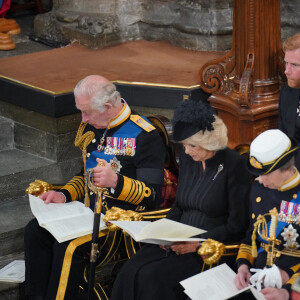 Le roi Charles III d'Angleterre, la reine consort Camilla Parker Bowles, la princesse Anne, Sir Timothy Laurence, le prince Andrew, duc d'York, le prince Edward, comte de Wessex, le prince Harry, duc de Sussex, Meghan Markle, duchesse de Sussex, la princesse Beatrice d'York - Service funéraire à l'Abbaye de Westminster pour les funérailles d'Etat de la reine Elizabeth II d'Angleterre. Le 19 septembre 2022 © Dominic Lipinski / PA via Bestimage