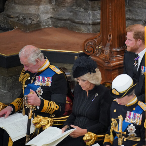 Le roi Charles III d'Angleterre, la reine consort Camilla Parker Bowles, la princesse Anne, Sir Timothy Laurence, le prince Andrew, duc d'York, le prince Edward, comte de Wessex, le prince Harry, duc de Sussex, Meghan Markle, duchesse de Sussex, la princesse Beatrice d'York - Service funéraire à l'Abbaye de Westminster pour les funérailles d'Etat de la reine Elizabeth II d'Angleterre. Le 19 septembre 2022 © Dominic Lipinski / PA via Bestimage