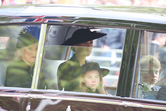 Camilla Parker Bowles, reine consort d'Angleterre, Catherine (Kate) Middleton, princesse de Galles, le prince George de Galles et la princesse Charlotte de Galles - Sorties du service funéraire à l'Abbaye de Westminster pour les funérailles d'Etat de la reine Elizabeth II d'Angleterre, à Londres, Royaume Uni, le 19 septembnre 2022.