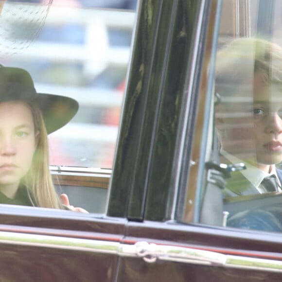 Camilla Parker Bowles, reine consort d'Angleterre, Catherine (Kate) Middleton, princesse de Galles, le prince George de Galles et la princesse Charlotte de Galles - Sorties du service funéraire à l'Abbaye de Westminster pour les funérailles d'Etat de la reine Elizabeth II d'Angleterre, à Londres, Royaume Uni, le 19 septembnre 2022.