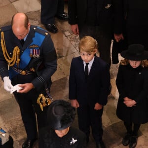 Le prince William, prince de Galles, Le prince George de Galles, La princesse Charlotte de Galles,, Catherine (Kate) Middleton, princesse de Galles - Service funéraire à l'Abbaye de Westminster pour les funérailles d'Etat de la reine Elizabeth II d'Angleterre, à Londres, Royaume Uni, le 19 septembre 2022 © Ian Vogler/Mirroppix/Bestimage