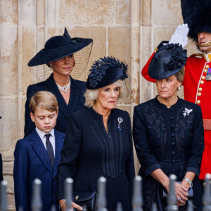 Camilla Parker Bowles, reine consort d'Angleterre, Le prince George de Galles,, La princesse Charlotte de Galles, la comtesse Sophie de Wessex, Catherine (Kate) Middleton, princesse de Galles - Funérailles d'Etat de la reine Elizabeth II d'Angleterre, à Londres, Royaume Uni, le 19 septembnre 2022. 