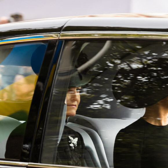Sophie Rhys-Jones, comtesse de Wessex et Meghan Markle, duchesse de Sussex - Arrivées au service funéraire à l'Abbaye de Westminster pour les funérailles d'Etat de la reine Elizabeth II d'Angleterre le 19 septembre 2022. © Tiziano da Silva / Bestimage 