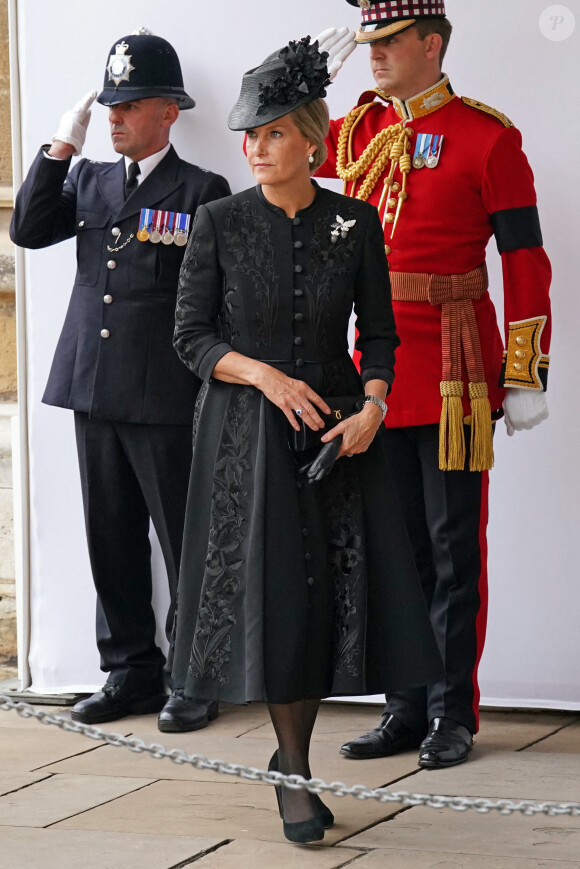 Sophie Rhys-Jones, duchesse d'Edimbourg - Arrivée à la Cérémonie funèbre en La Chapelle Saint-Georges en présence des 15 Premiers ministres des royaumes qui ont exercé pendant les 70 ans de règne de la reine Elizabeth II d'Angleterre. Le cercueil sera descendu dans la crypte royale de la Chapelle Saint-Georges où elle reposera au côté de son époux le prince Philip, décédé le 9 avril 2021. Une cérémonie privée d'inhumation se tiendra au Mémorial du roi George VI. Windsor, le 19 septembre 2022. © Kirsty O'Connor / Bestimage 