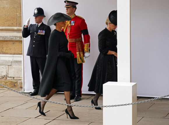 Meghan Markle, duchesse de Sussex, Sophie Rhys-Jones, duchesse d'Edimbourg - Arrivée à la Cérémonie funèbre en La Chapelle Saint-Georges en présence des 15 Premiers ministres des royaumes qui ont exercé pendant les 70 ans de règne de la reine Elizabeth II d'Angleterre. Le cercueil sera descendu dans la crypte royale de la Chapelle Saint-Georges où elle reposera au côté de son époux le prince Philip, décédé le 9 avril 2021. Une cérémonie privée d'inhumation se tiendra au Mémorial du roi George VI. Windsor, le 19 septembre 2022. © Kirsty O'Connor / Bestimage 