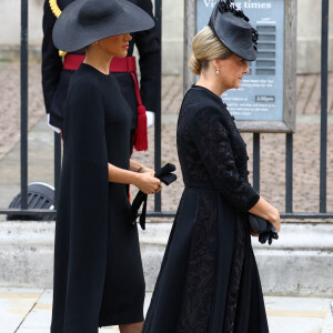 Meghan Markle, duchesse de Sussex (robe Stella McCartney) et la comtesse Sophie de Wessex - Arrivées au service funéraire à l'Abbaye de Westminster pour les funérailles d'Etat de la reine Elizabeth II d'Angleterre le 19 septembre 2022. © Hannah McKay / PA via Bestimage 