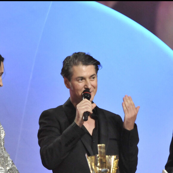 Etienne Daho avec Anne Brochet et Nagui- Victoire de la musique de l'album pop-rock 2008 au Zénith de Paris