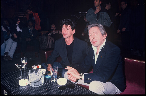 Etienne Daho et Serge Gainsbourg lors d'une soirée au Palace en 1989.