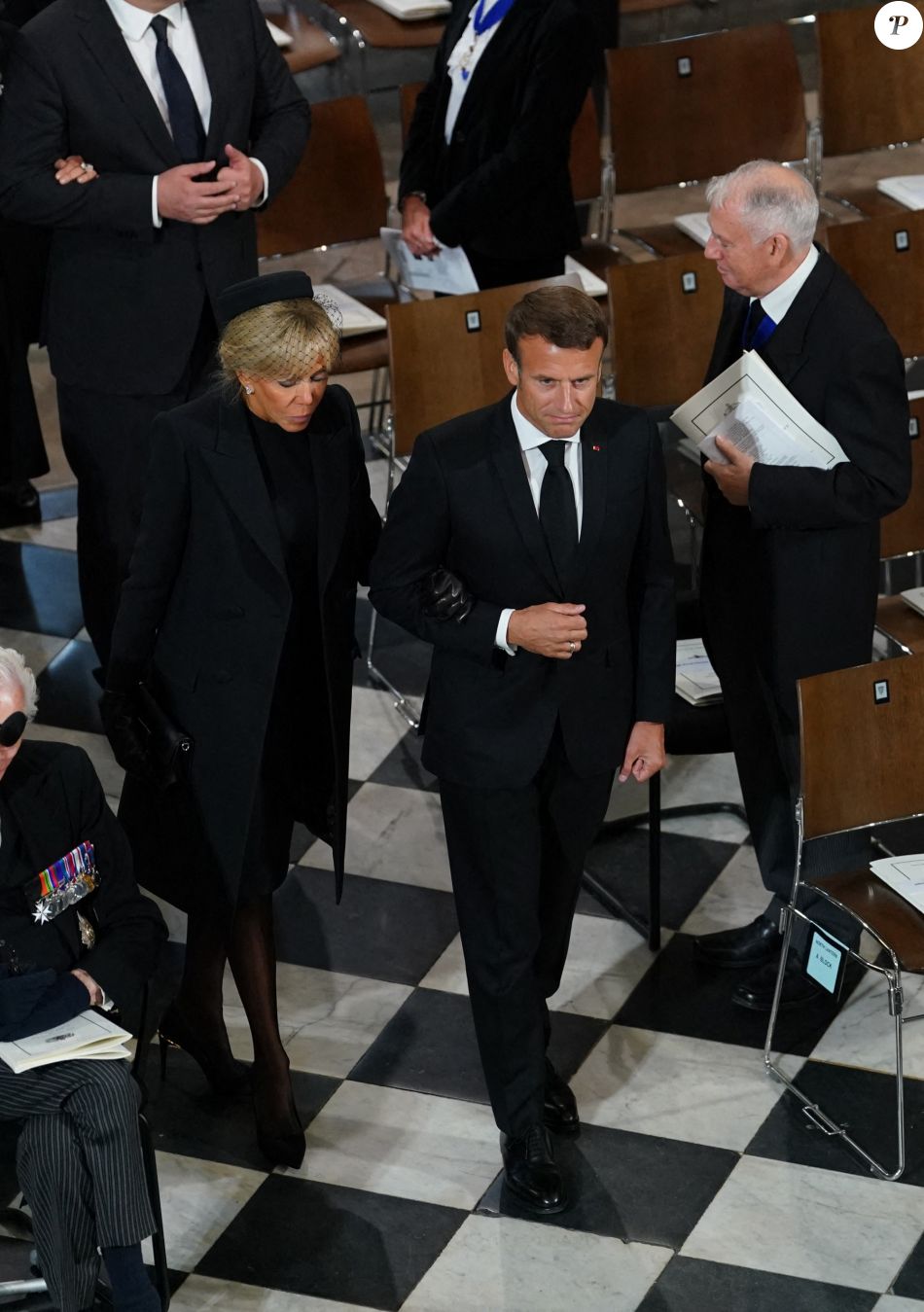 Le Président Français Emmanuel Macron Et Sa Femme Brigitte Service Funéraire à Labbaye De 8045