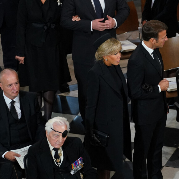 Le président français Emmanuel Macron et sa femme Brigitte - Service funéraire à l'Abbaye de Westminster pour les funérailles d'Etat de la reine Elizabeth II d'Angleterre. Le 19 septembre 2022 © Gareth Fuller / PA via Bestimage 