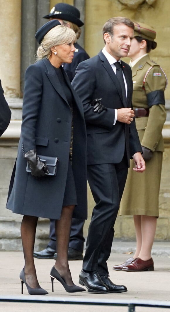 Le président français Emmanuel Macron et sa femme Brigitte - Arrivées au service funéraire à l'Abbaye de Westminster pour les funérailles d'Etat de la reine Elizabeth II d'Angleterre le 19 septembre 2022. © James Manning / PA via Bestimage 