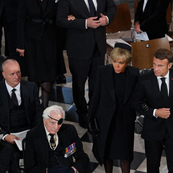 Le président français Emmanuel Macron et sa femme Brigitte - Service funéraire à l'Abbaye de Westminster pour les funérailles d'Etat de la reine Elizabeth II d'Angleterre. Le 19 septembre 2022 © Gareth Fuller / PA via Bestimage 