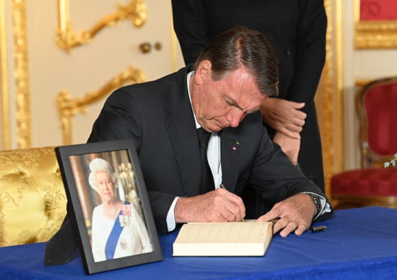 Jair Bolsonaro - Les chefs d'Etats signent le livre de condoléances à Lancaster House à Londres , le 17 septembre 2022. 