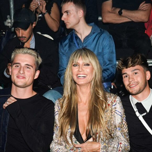 Heidi Klum and the Elevator Boys - Photocall du défilé "About You" lors de la fashion week femme printemps/été 2023 à Milan le 20 septembre 2022.