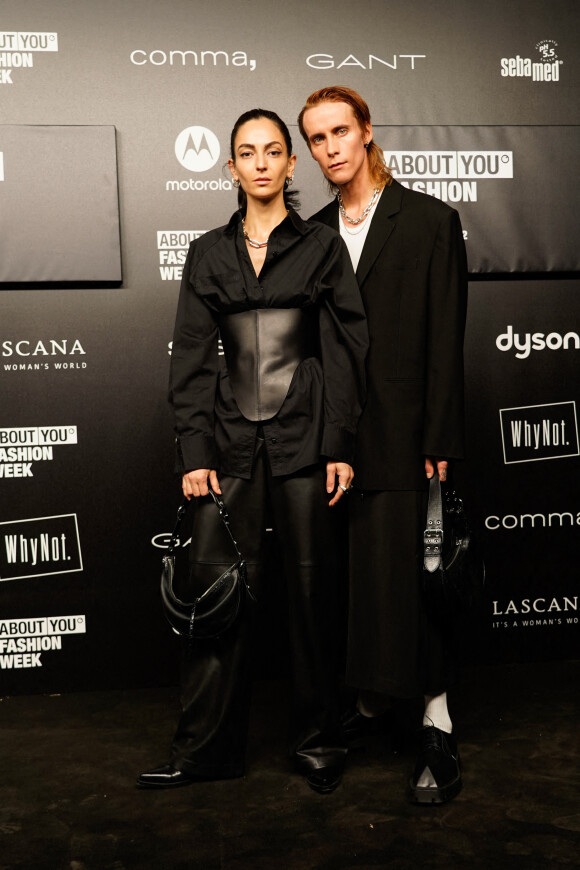 Ilenia Toma and Simon Nygard - Photocall du défilé "About You" lors de la fashion week femme printemps/été 2023 à Milan le 20 septembre 2022.