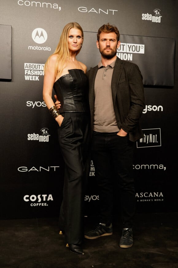 Toni Garrn and Alex Pettyfer - Photocall du défilé "About You" lors de la fashion week femme printemps/été 2023 à Milan le 20 septembre 2022.
