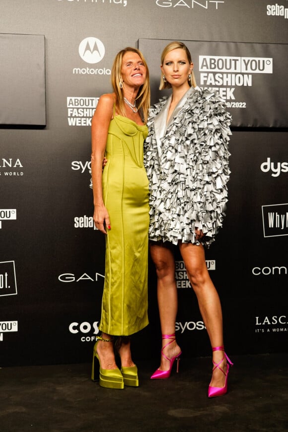 Anna Dello Russo and Karolina Kurkova - Photocall du défilé "About You" lors de la fashion week femme printemps/été 2023 à Milan le 20 septembre 2022.