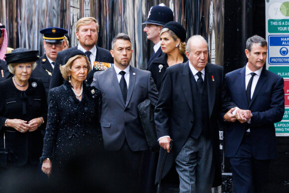 La princesse Beatrix des Pays-Bas, le roi Albert II de Monaco, le roi Willem-Alexander et la reine Maxima des Pays-Bas, la reine Sofia et le roi Juan Carlos d'Espagne - Arrivées au service funéraire à l'Abbaye de Westminster pour les funérailles d'Etat de la reine Elizabeth II d'Angleterre. Le 19 septembre 2022 