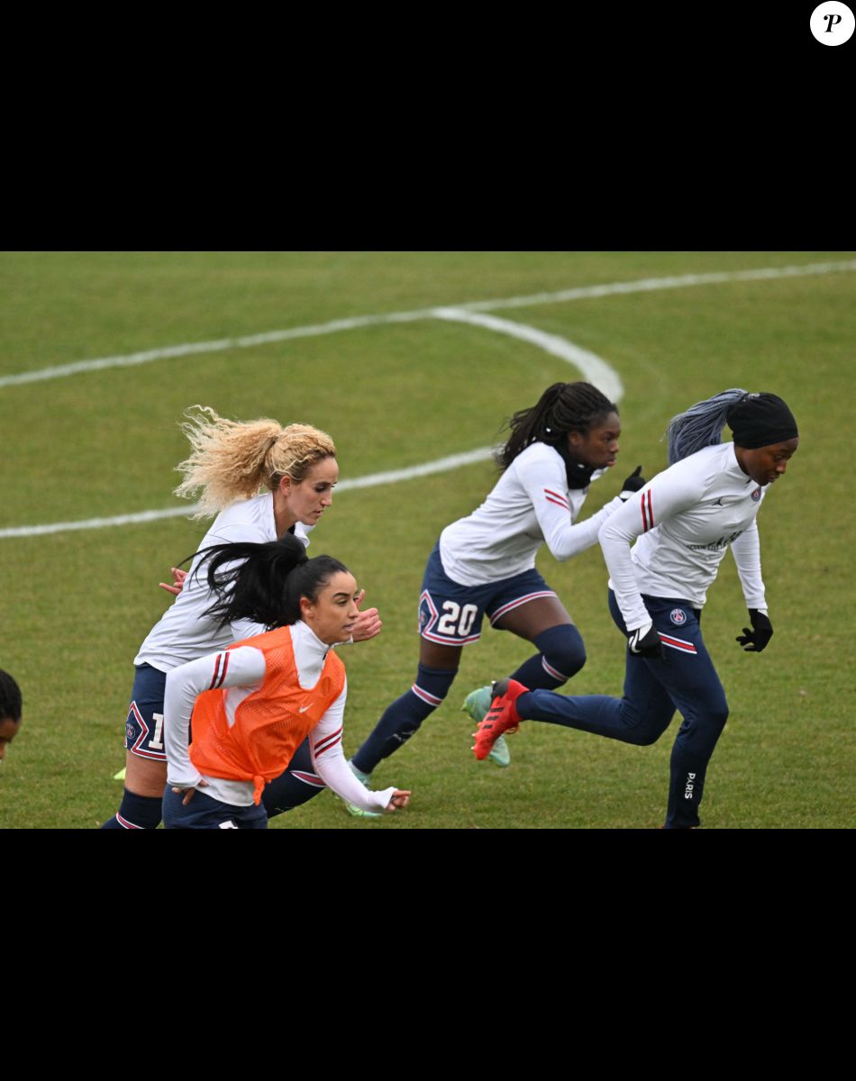 Keira Hamraoui et Aminata Diallo (psg) - Match féminin de l'AS Saint-Etienne contre le Paris Saint-Germain le 23 janvier 2022.