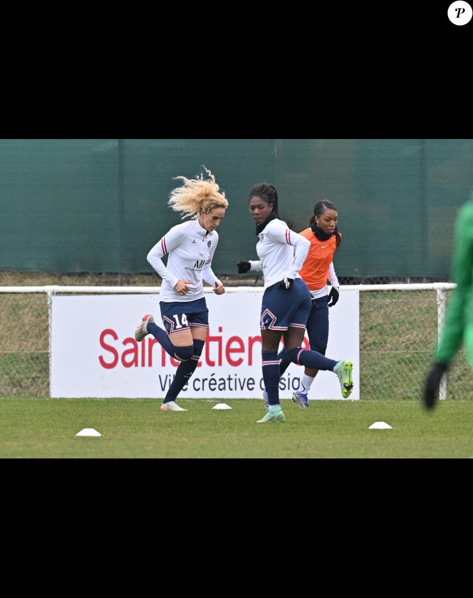Keira Hamraoui et Aminata Diallo (psg) - Match féminin de l'AS Saint-Etienne contre le Paris Saint-Germain le 23 janvier 2022.