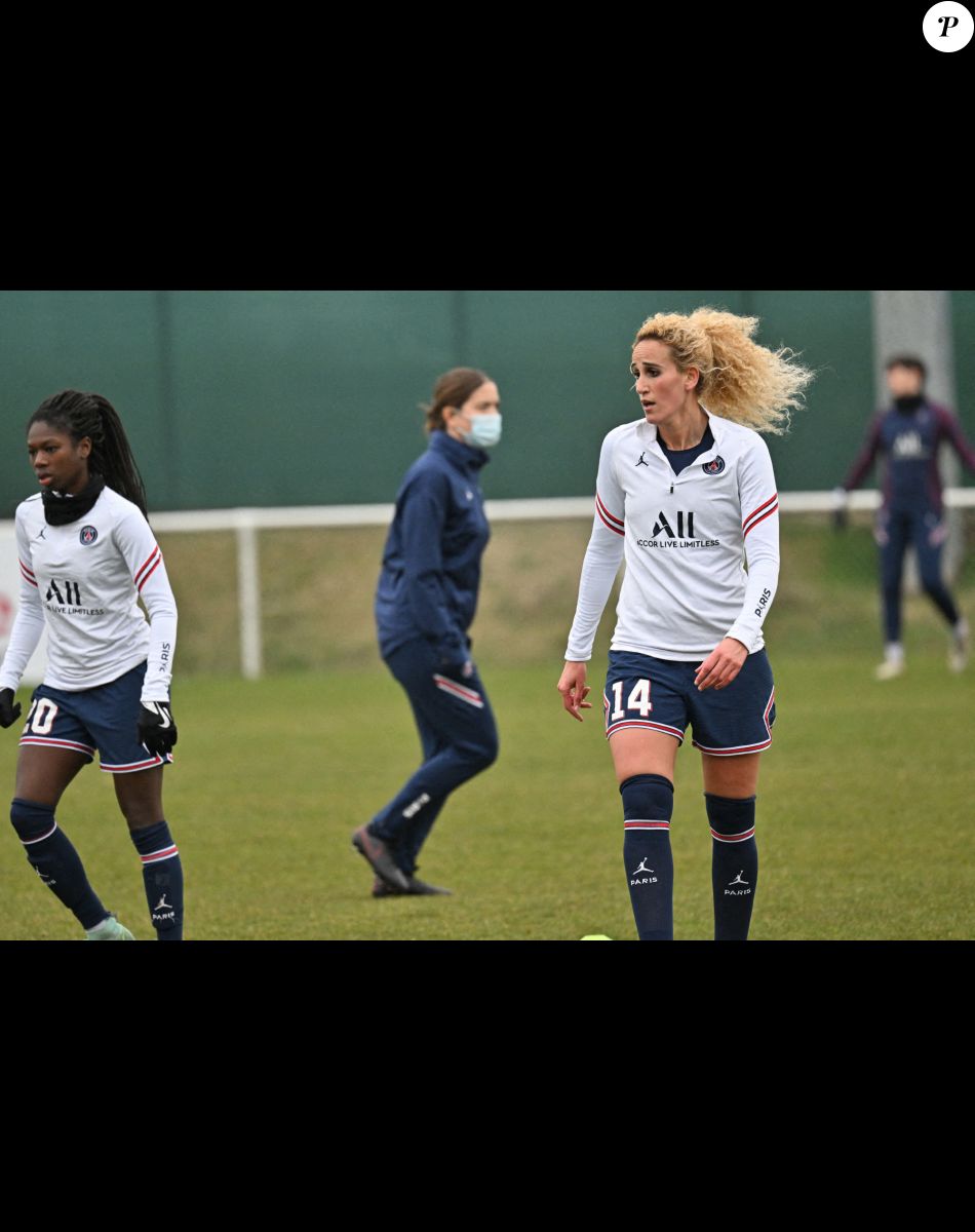Aminata Diallo et Keira Hamraoui (psg) - Match féminin de l'AS Saint-Etienne contre le Paris Saint-Germain le 23 janvier 2022.