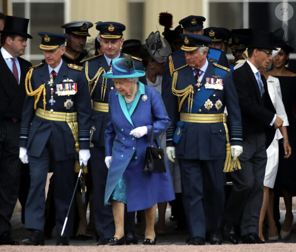 La reine Elisabeth II d'Angleterre - La famille royale d'Angleterre lors de la parade aérienne de la RAF pour le centième anniversaire au palais de Buckingham à Londres. Le 10 juillet 2018 