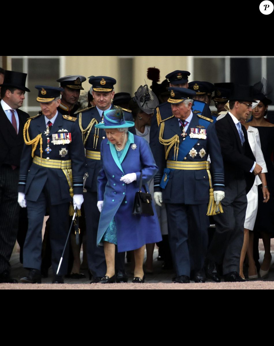La reine Elisabeth II d'Angleterre - La famille royale d'Angleterre lors de la parade aérienne de la RAF pour le centième anniversaire au palais de Buckingham à Londres. Le 10 juillet 2018