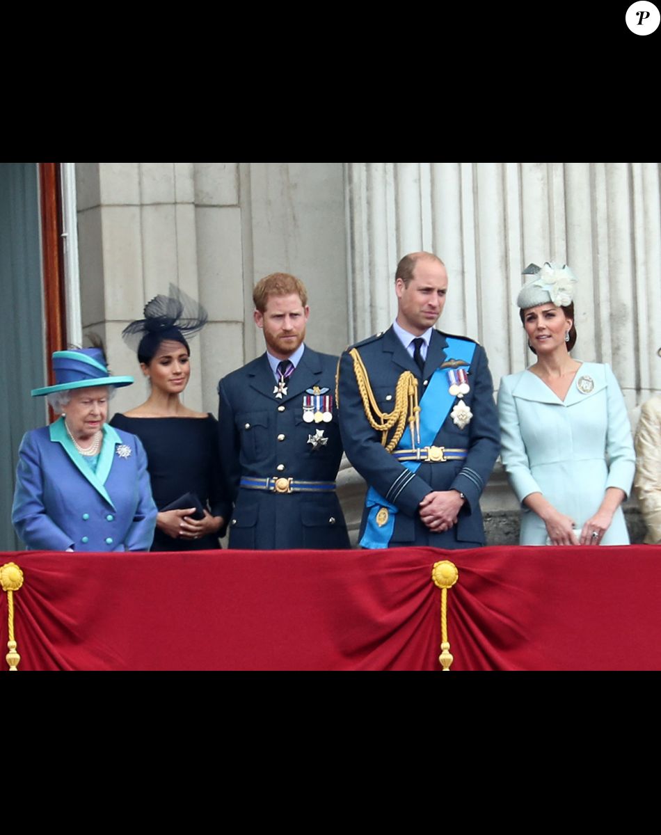 La reine Elisabeth II d'Angleterre, Meghan Markle, duchesse de Sussex (habillée en Dior Haute Couture par Maria Grazia Chiuri), le prince Harry, duc de Sussex, le prince William, duc de Cambridge, Kate Catherine Middleton, duchesse de Cambridge - La famille royale d'Angleterre lors de la parade aérienne de la RAF pour le centième anniversaire au palais de Buckingham à Londres. Le 10 juillet 2018