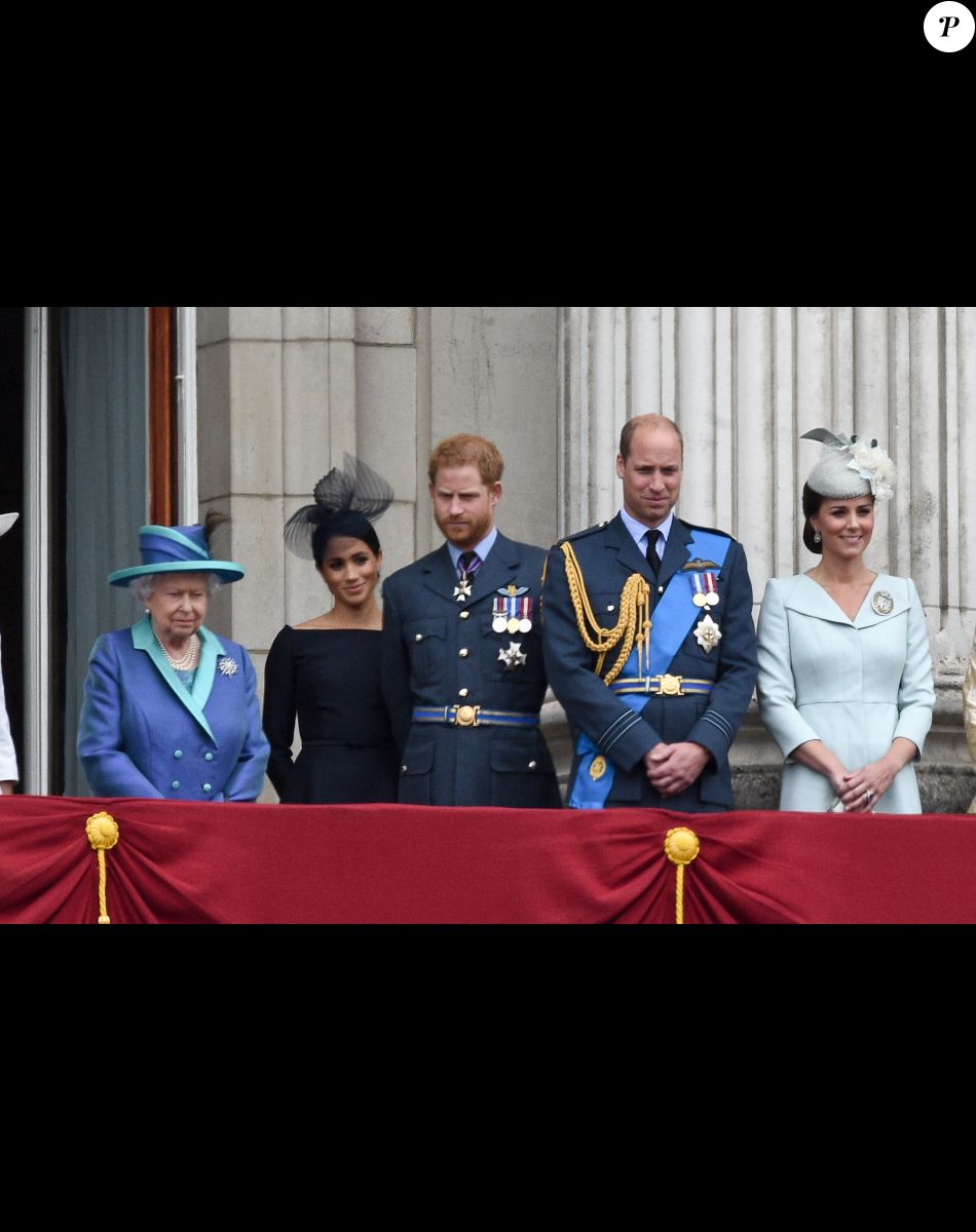 La reine Elisabeth II d'Angleterre, Meghan Markle, duchesse de Sussex (habillée en Dior Haute Couture par Maria Grazia Chiuri), le prince Harry, duc de Sussex, le prince William, duc de Cambridge, Kate Catherine Middleton, duchesse de Cambridge - La famille royale d'Angleterre lors de la parade aérienne de la RAF pour le centième anniversaire au palais de Buckingham à Londres. Le 10 juillet 2018