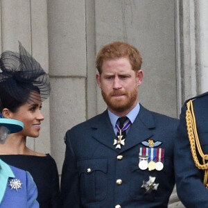 La reine Elisabeth II d'Angleterre, Meghan Markle, duchesse de Sussex (habillée en Dior Haute Couture par Maria Grazia Chiuri), le prince Harry, duc de Sussex, le prince William, duc de Cambridge - La famille royale d'Angleterre lors de la parade aérienne de la RAF pour le centième anniversaire au palais de Buckingham à Londres. Le 10 juillet 2018 