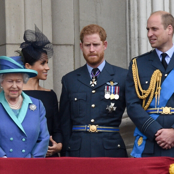 La reine Elisabeth II d'Angleterre, Meghan Markle, duchesse de Sussex (habillée en Dior Haute Couture par Maria Grazia Chiuri), le prince Harry, duc de Sussex, le prince William, duc de Cambridge - La famille royale d'Angleterre lors de la parade aérienne de la RAF pour le centième anniversaire au palais de Buckingham à Londres. Le 10 juillet 2018 