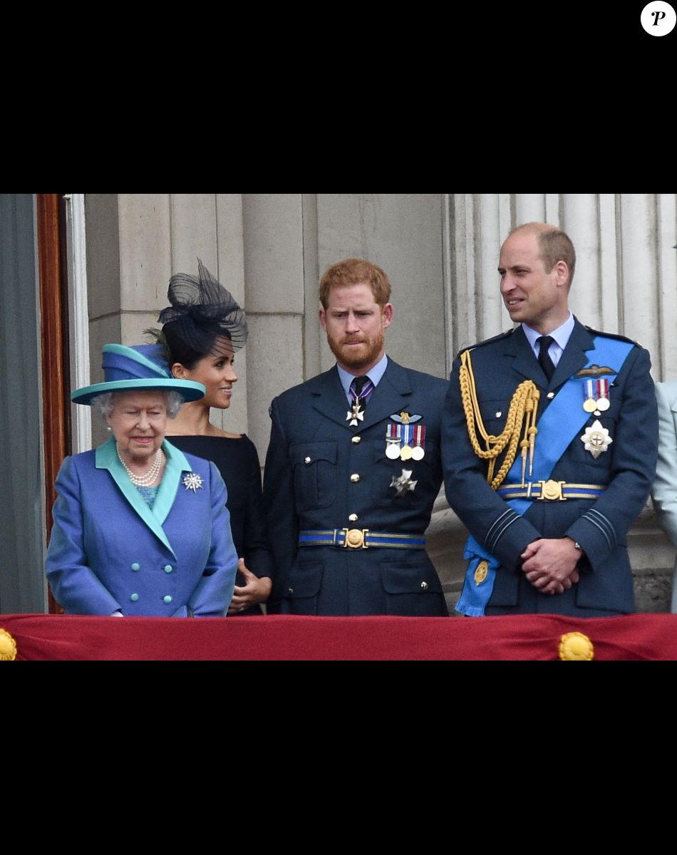 La reine Elisabeth II d'Angleterre, Meghan Markle, duchesse de Sussex (habillée en Dior Haute Couture par Maria Grazia Chiuri), le prince Harry, duc de Sussex, le prince William, duc de Cambridge - La famille royale d'Angleterre lors de la parade aérienne de la RAF pour le centième anniversaire au palais de Buckingham à Londres. Le 10 juillet 2018