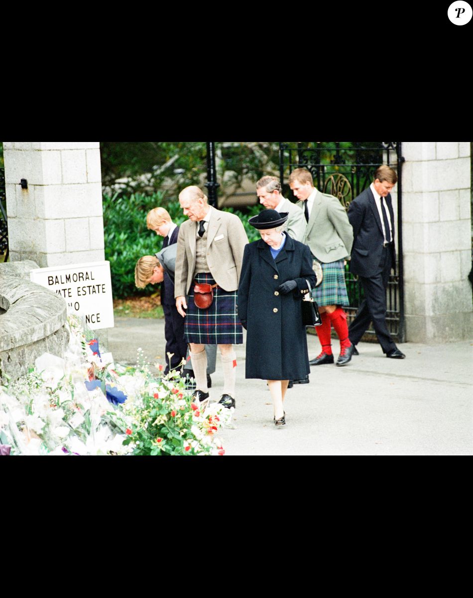 La reine Elisabeth II d'Angleterre et le prince Philip, duc d'Edimbourg, le prince Charles et ses fils le prince William et le prince Harry, devant l'entrée du château de Balmoral, où de nombreux hommages ont été rendues suite à la mort de la princesse Diana. Le 5 septembre 1997