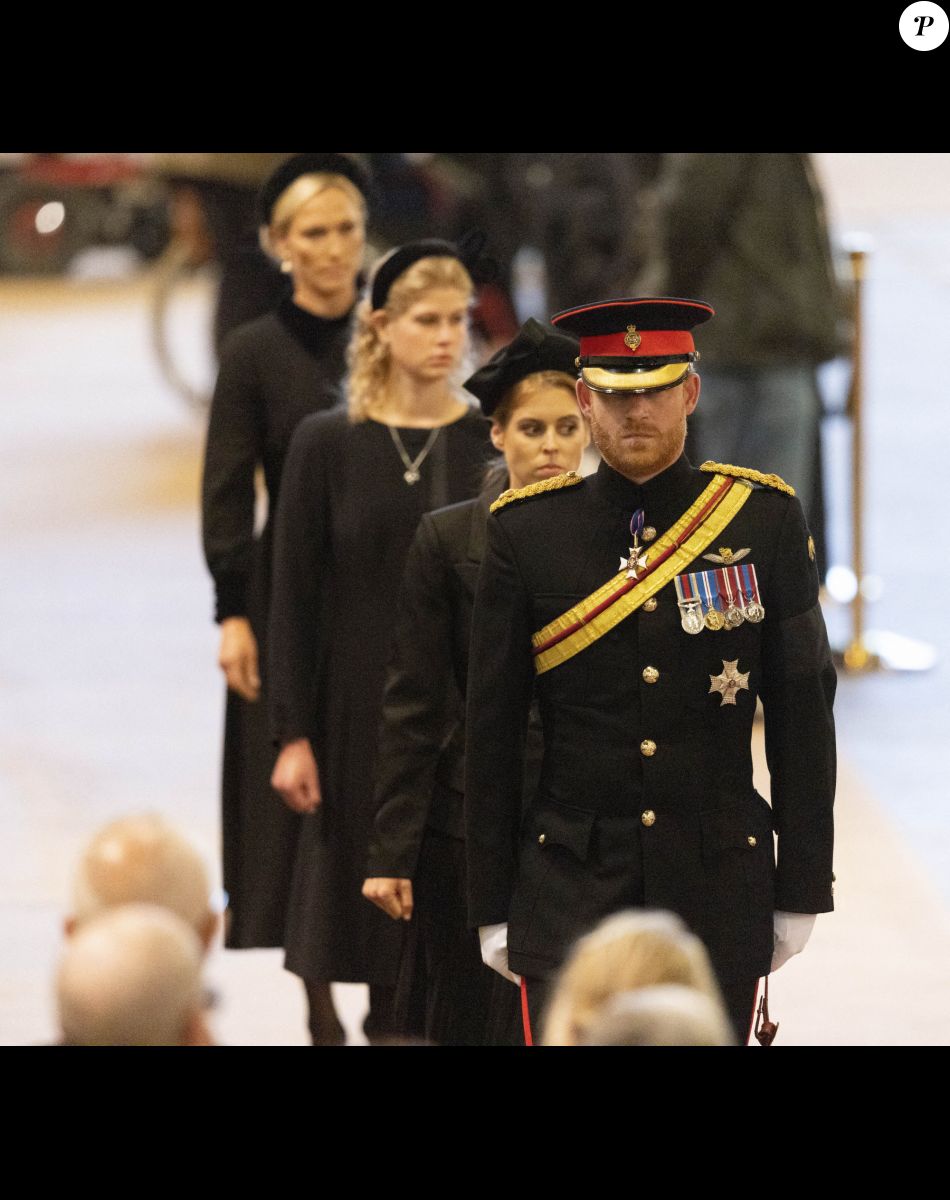 Le prince Harry, duc de Sussex, Zara Phillips (Zara Tindall), Louise Mountbatten-Windsor (Lady Louise Windsor) et la princesse Beatrice d'York - Veillée des petits-enfants de la reine Elizabeth II au Westminster Hall à Londres, Royaume Uni, le 17 septembre 2022.