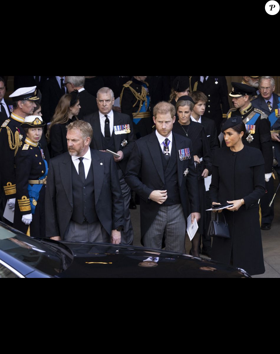 La princesse Anne, le prince Andrew, duc d'York, le prince Harry et Meghan Markle - Procession cérémonielle du cercueil de la reine Elisabeth II du palais de Buckingham à Westminster Hall à Londres le 14 septembre 2022.