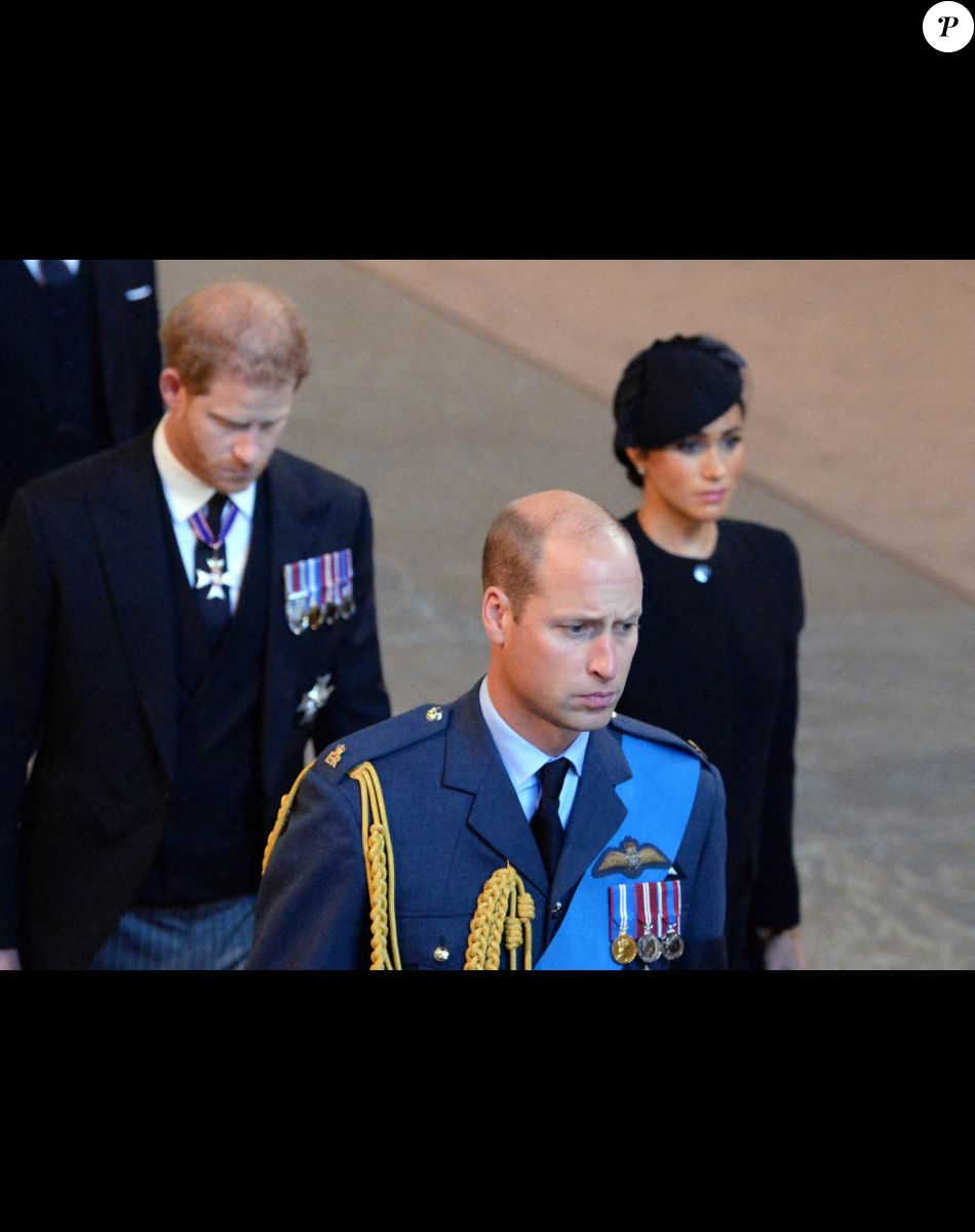 Le prince William, prince de Galles, le prince Harry et Meghan Markle - Procession cérémonielle du cercueil de la reine Elisabeth II du palais de Buckingham à Westminster Hall à Londres le 14 septembre 2022. © Photoshot / Panoramic / Bestimage